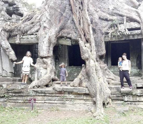 We kiss the World - CAMBOYA